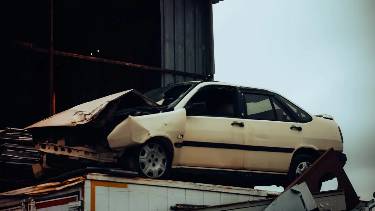 Voiture endommagée sur un tas de ferraille